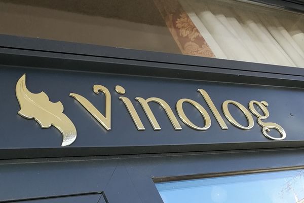 Natpisna slova i logotip izrađeni od mesinga